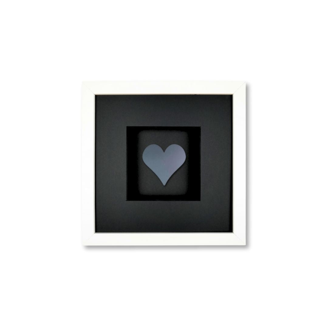 Quadratwerk Wandbild Pure Black Heart 27cm - Rahmen Weiß, Hintergrund Schwarz, Passepartout Schwarz/Schwarz