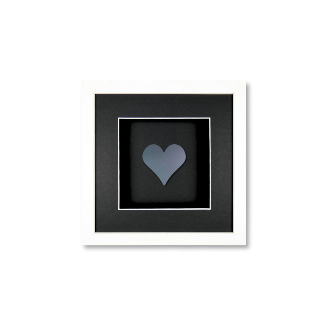 Quadratwerk Wandbild Pure Black Heart 27cm - Rahmen Weiß, Hintergrund Schwarz, Passepartout Schwarz/Weiß