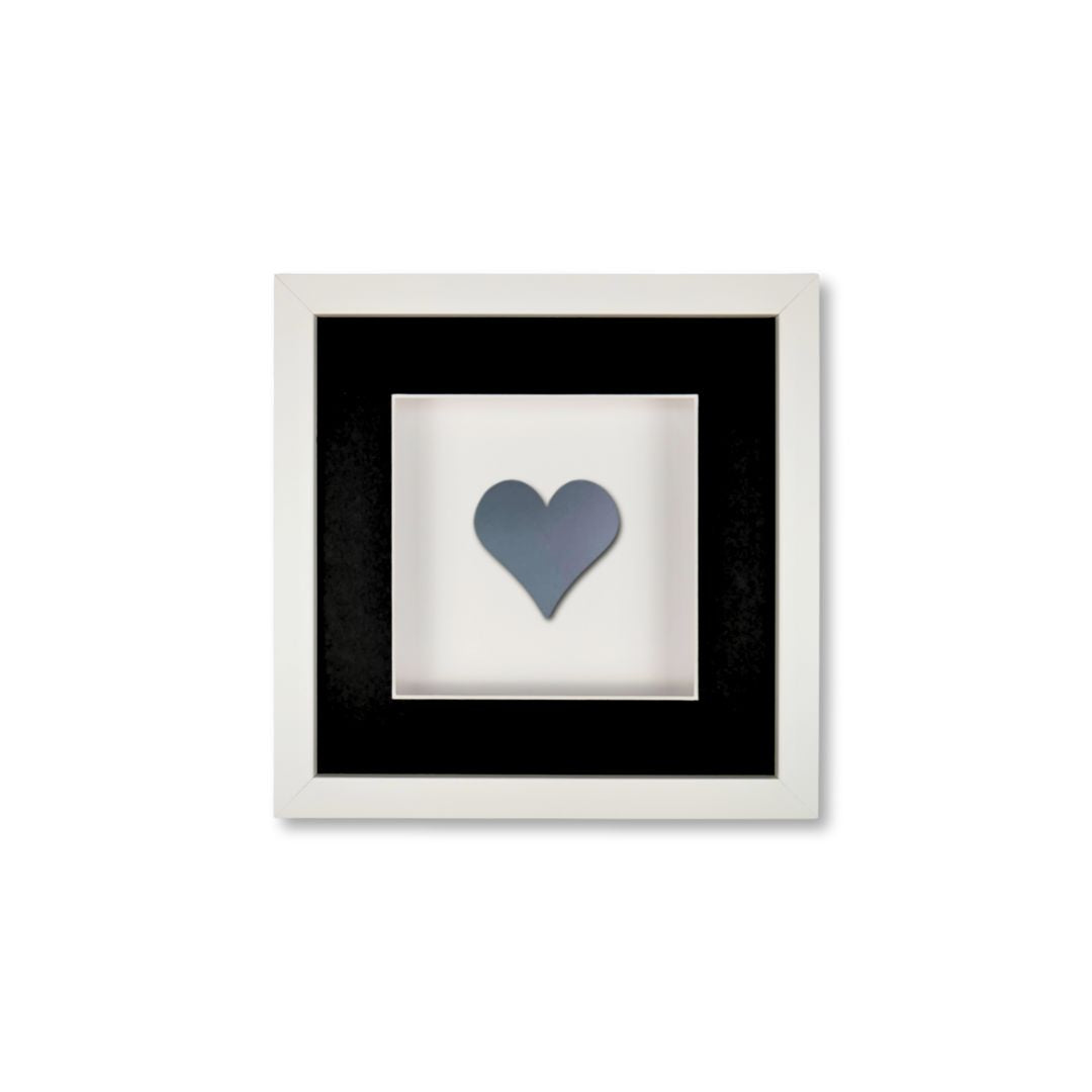 Quadratwerk Wandbild Pure Black Heart 27cm - Rahmen Weiß, Hintergrund Weiß, Passepartout Schwarz/Weiß
