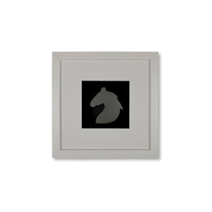 Quadratwerk Wandbild Pure Black Knight Pferdekopf 27cm - Rahmen Weiß, Hintergrund Schwarz, Passepartout Weiß/Schwarz