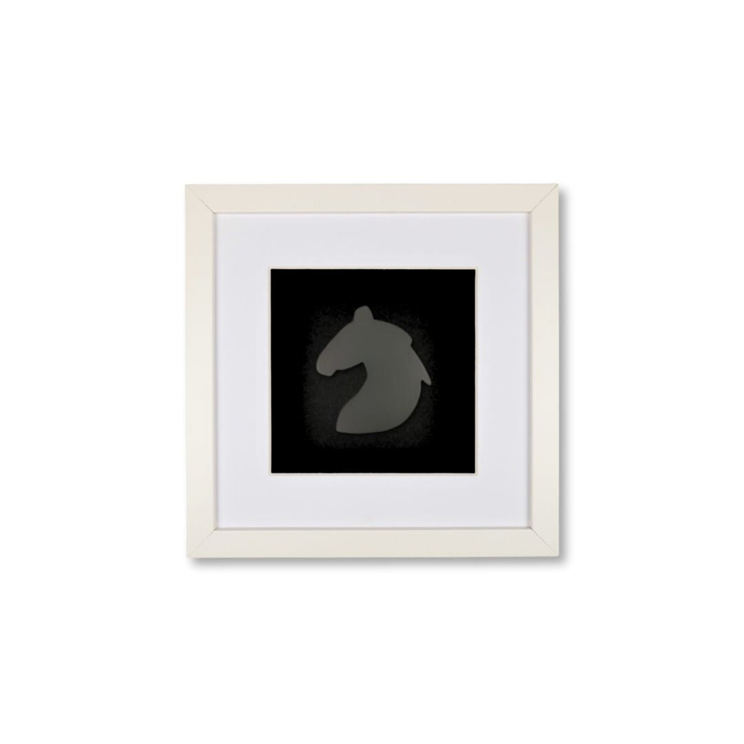 Quadratwerk Wandbild Pure Black Knight Pferdekopf 27cm - Rahmen Weiß, Hintergrund Schwarz, Passepartout Weiß/Weiß