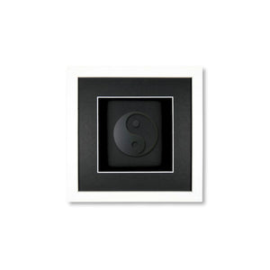 Quadratwerk Wandbild Pure Black Yin & Yan 27cm - Rahmen Weiß, Hintergrund Schwarz, Passepartout Schwarz/Weiß