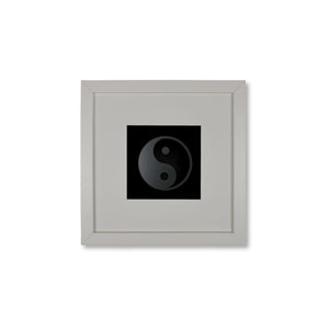 Quadratwerk Wandbild Pure Black Yin & Yan 27cm - Rahmen Weiß, Hintergrund Schwarz, Passepartout Weiß/Schwarz