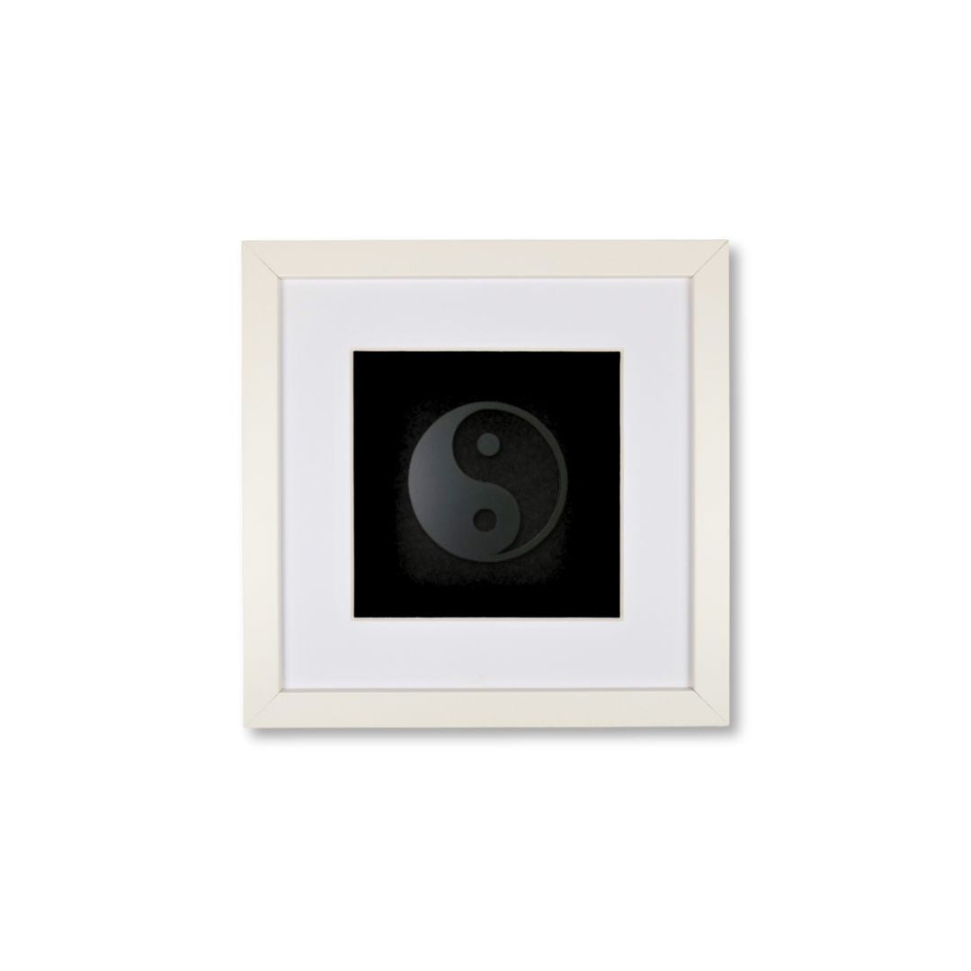 Quadratwerk Wandbild Pure Black Yin & Yan 27cm - Rahmen Weiß, Hintergrund Schwarz, Passepartout Weiß/Weiß
