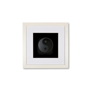Quadratwerk Wandbild Pure Black Yin & Yan 27cm - Rahmen Weiß, Hintergrund Schwarz, Passepartout Weiß/Weiß