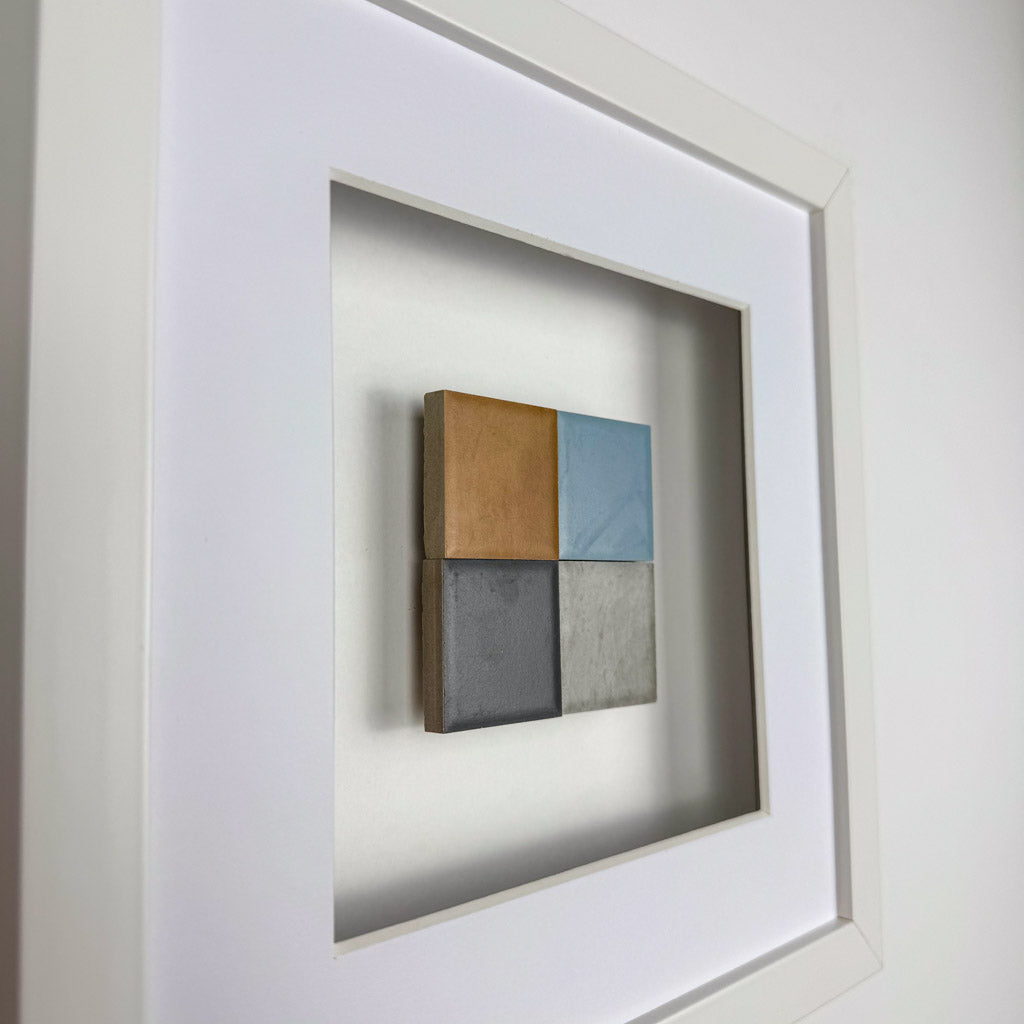 Seitenansicht Wandbild SPECIAL EDITION Ciel Panels 27cm – Tiefe und Volumen der Betonreliefs in Blau und Ocker, handgefertigt Made in Germany, weißer Rahmen