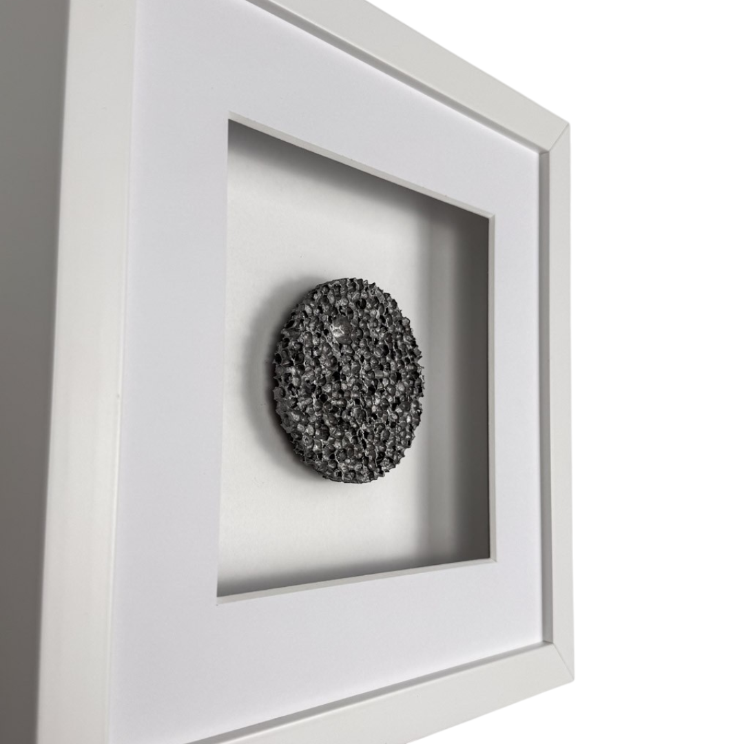 Seitenansicht Wandbild SPECIAL EDITION Magic Noir Circle 27cm – Tiefe und kristalline Wabenstruktur des Metallschaum-Reliefs in Graphit, handgefertigt Made in Germany