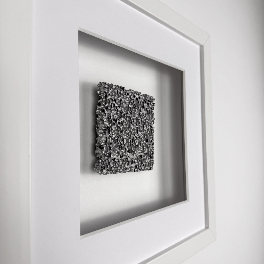 Seitenansicht Wandbild SPECIAL EDITION Magic Noir Raw 27cm – grobe kristalline Rohstruktur des Metallschaum-Reliefs in Silber-Schwarz, handgefertigt Made in Germany, weißer Rahmen