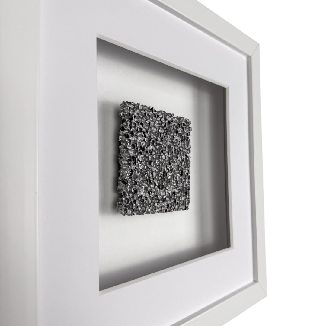 Seitenansicht Wandbild SPECIAL EDITION Magic Noir Raw 27cm – grobe kristalline Rohstruktur des Metallschaum-Reliefs in Silber-Schwarz, handgefertigt Made in Germany, weißer Rahmen