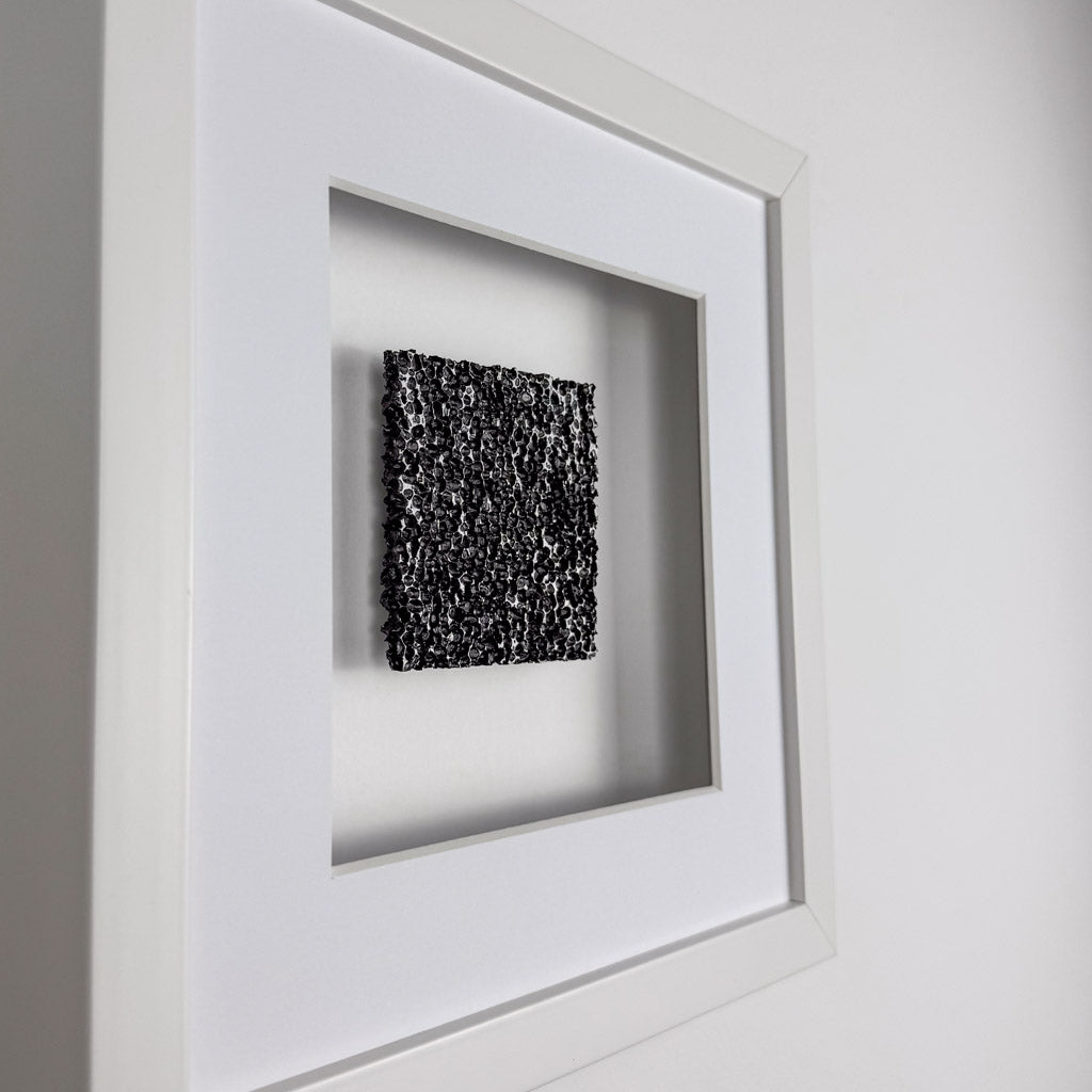 Seitenansicht Wandbild SPECIAL EDITION Magic Noir Square 27cm – Tiefe und feine Wabenstruktur des schwarzen Metallschaum-Reliefs, handgefertigt Made in Germany, weißer Rahmen