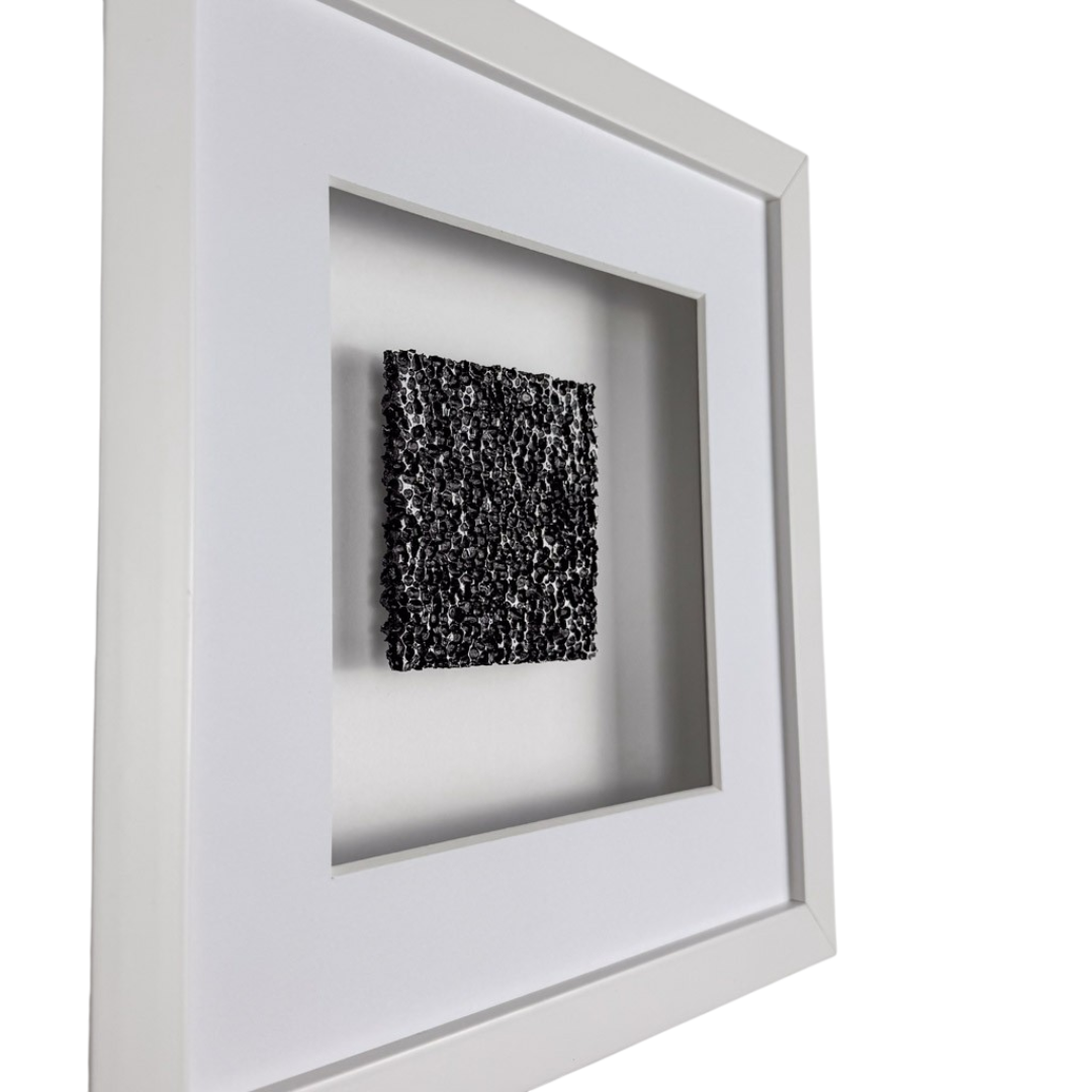 Seitenansicht Wandbild SPECIAL EDITION Magic Noir Square 27cm – Tiefe und feine Wabenstruktur des schwarzen Metallschaum-Reliefs, handgefertigt Made in Germany, weißer Rahmen