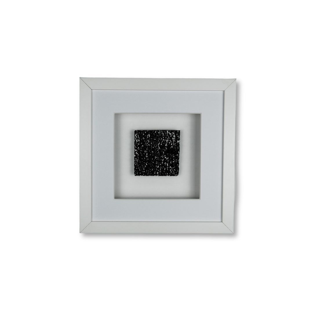 Wandbild SPECIAL EDITION Magic Noir Square 27x27 cm – quadratisches Metallschaum-Relief in tiefem Schwarz mit Wabenstruktur, limitiertes 3D-Wandbild handgefertigt Made in Germany, weißer Rahmen