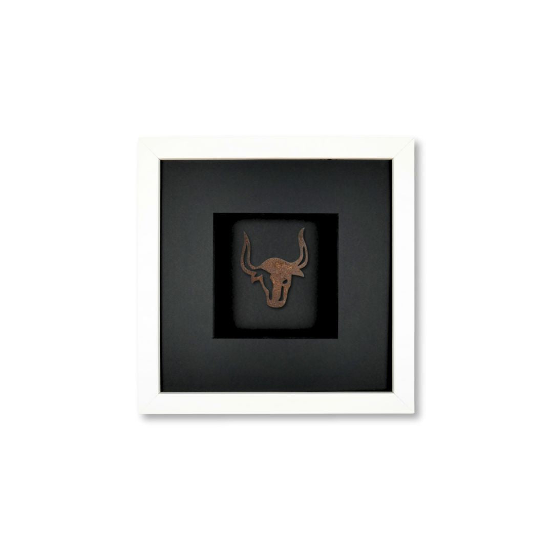 Quadratwerk Wandbild Nahaufnahme Urban Rust The Bull 27cm - Rahmen Weiß, Hintergrund Schwarz, Passepartout Schwarz/Schwarz