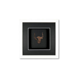 Quadratwerk Wandbild Nahaufnahme Urban Rust The Bull 27cm - Rahmen Weiß, Hintergrund Schwarz, Passepartout Schwarz/Weiß