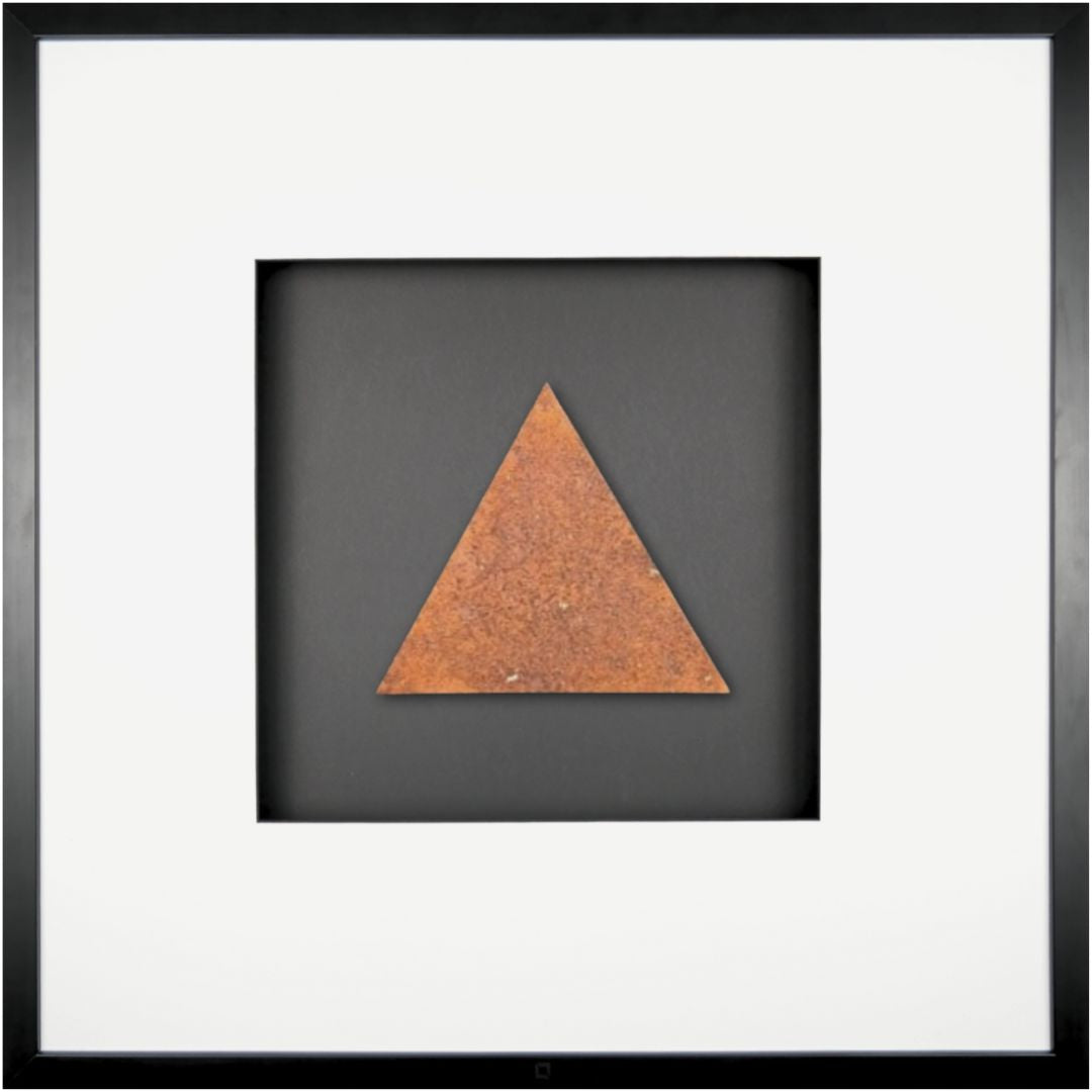 Quadratwerk Wandbild Urban Rust Dreieck 58cm - Rahmen Schwarz, Hintergrund Schwarz, Passepartout Weiß/Schwarz