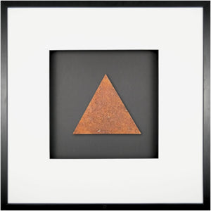 Quadratwerk Wandbild Urban Rust Dreieck 58cm - Rahmen Schwarz, Hintergrund Schwarz, Passepartout Weiß/Schwarz