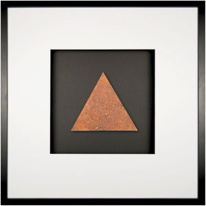 Quadratwerk Wandbild Urban Rust Dreieck 58cm - Rahmen Schwarz, Hintergrund Schwarz, Passepartout Weiß/Weiß