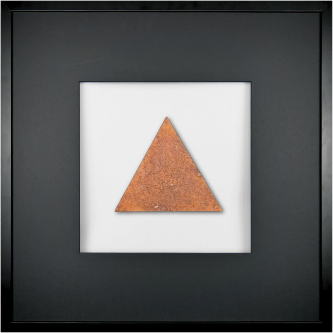 Quadratwerk Wandbild Urban Rust Dreieck 58cm - Rahmen Schwarz, Hintergrund Weiß, Passepartout Schwarz/Schwarz