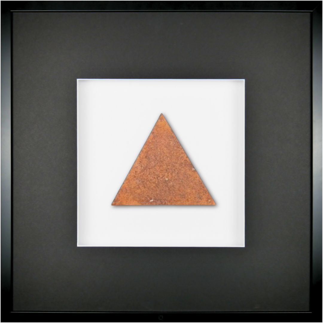 Quadratwerk Wandbild Urban Rust Dreieck 58cm - Rahmen Schwarz, Hintergrund Weiß, Passepartout Schwarz/Weiß