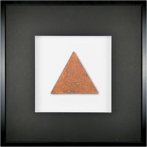 Quadratwerk Wandbild Urban Rust Dreieck 58cm - Rahmen Schwarz, Hintergrund Weiß, Passepartout Schwarz/Weiß