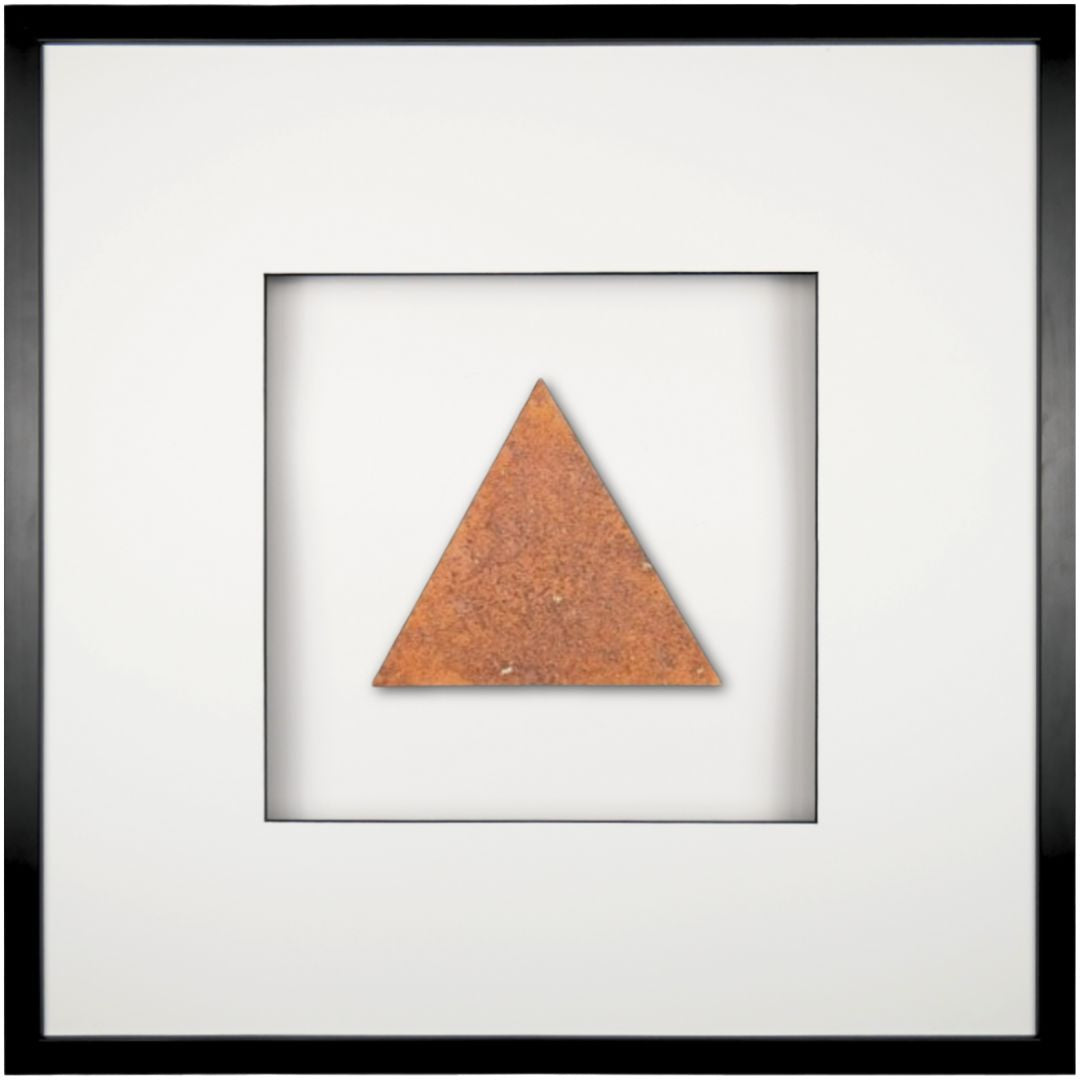 Quadratwerk Wandbild Urban Rust Dreieck 58cm - Rahmen Schwarz, Hintergrund Weiß, Passepartout Weiß/Schwarz