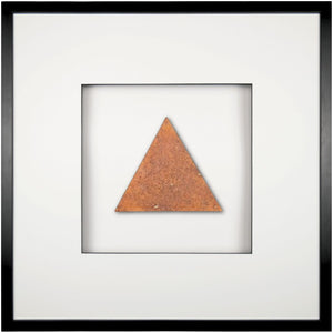 Quadratwerk Wandbild Urban Rust Dreieck 58cm - Rahmen Schwarz, Hintergrund Weiß, Passepartout Weiß/Schwarz