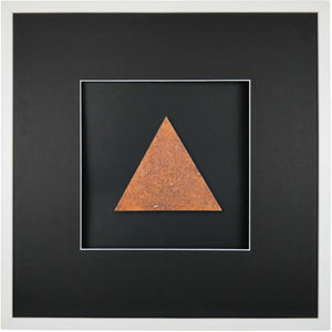 Quadratwerk Wandbild Urban Rust Dreieck 58cm - Rahmen Weiß, Hintergrund Schwarz, Passepartout Schwarz/Weiß