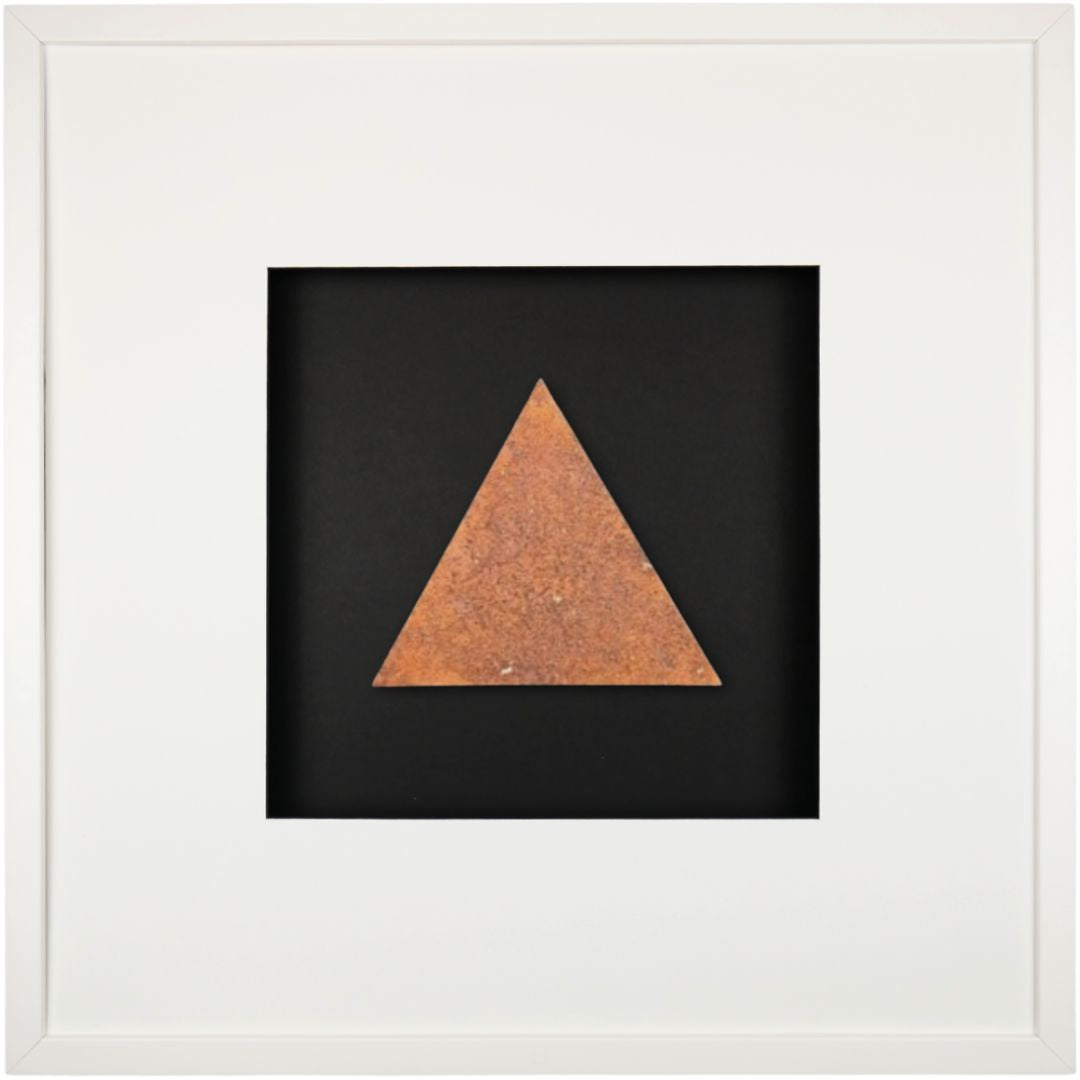 Quadratwerk Wandbild Urban Rust Dreieck 58cm - Rahmen Weiß, Hintergrund Schwarz, Passepartout Schwarz/Weiß