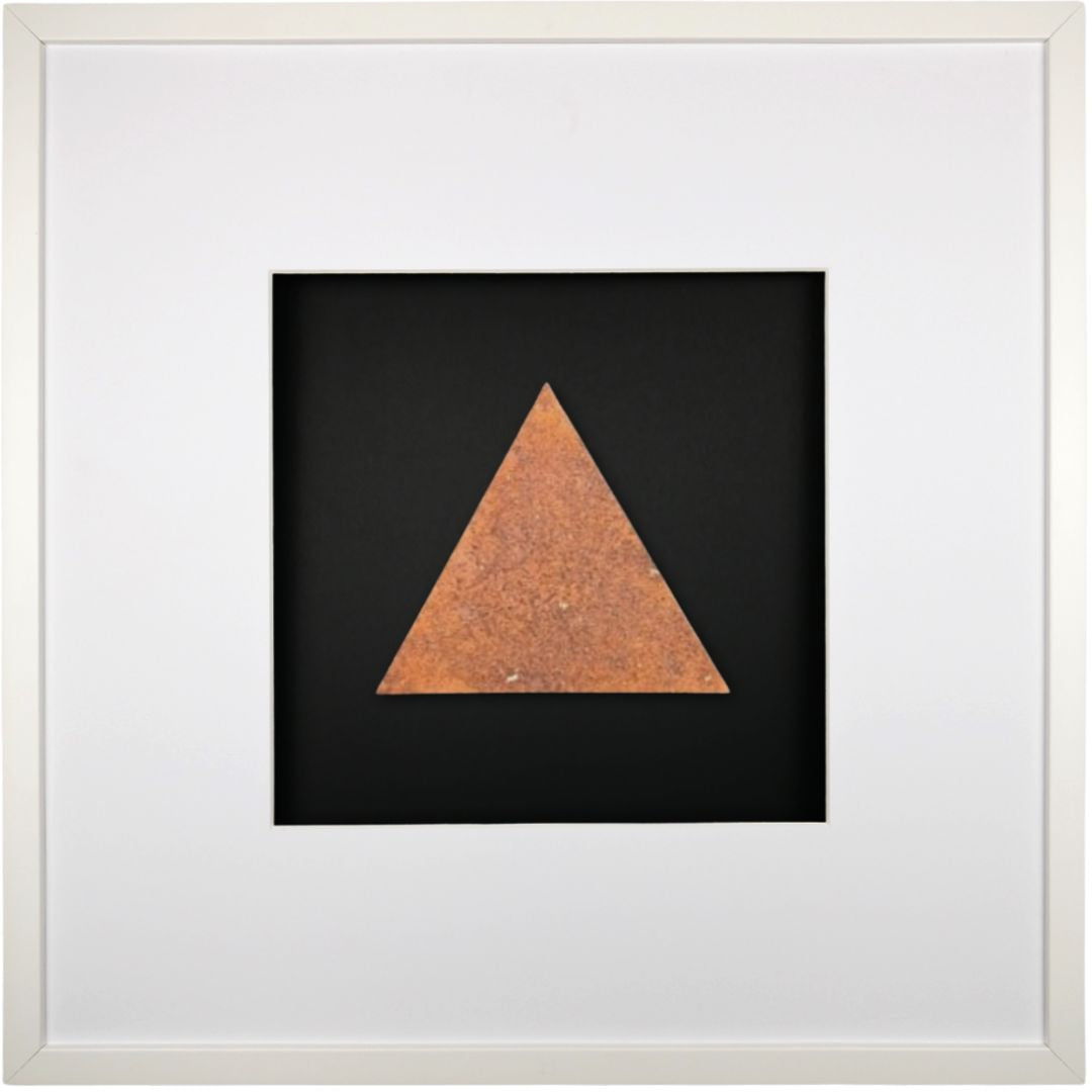 Quadratwerk Wandbild Urban Rust Dreieck 58cm - Rahmen Weiß, Hintergrund Schwarz, Passepartout Weiß/Weiß