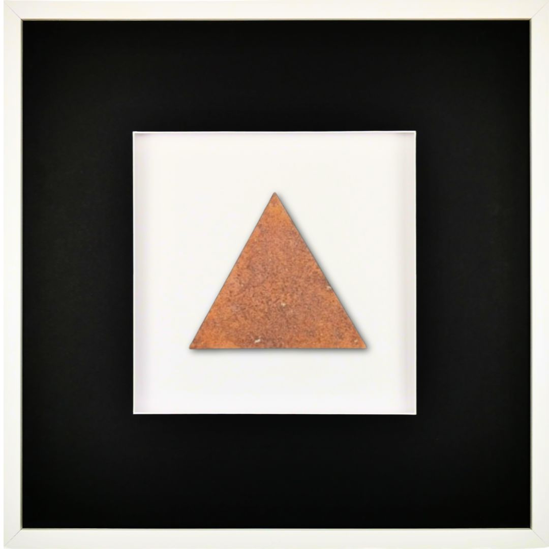 Quadratwerk Wandbild Urban Rust Dreieck 58cm - Rahmen Weiß, Hintergrund Weiß, Passepartout Schwarz/Weiß