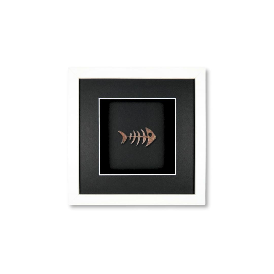 Quadratwerk Wandbild Detailaufnahme Urban Rust Fish 27cm - Rahmen Weiß, Hintergrund Schwarz, Passepartout Schwarz/Weiß