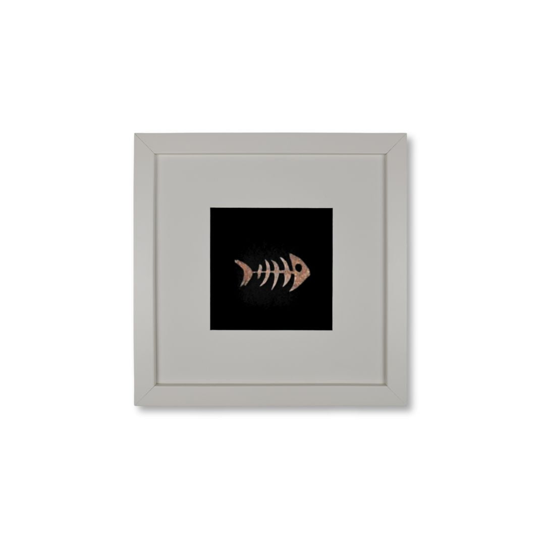 Quadratwerk Wandbild Detailaufnahme Urban Rust Fish 27cm - Rahmen Weiß, Hintergrund Schwarz, Passepartout Weiß/Schwarz