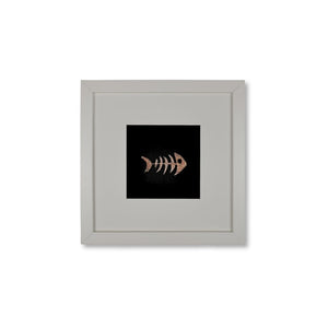 Quadratwerk Wandbild Detailaufnahme Urban Rust Fish 27cm - Rahmen Weiß, Hintergrund Schwarz, Passepartout Weiß/Schwarz