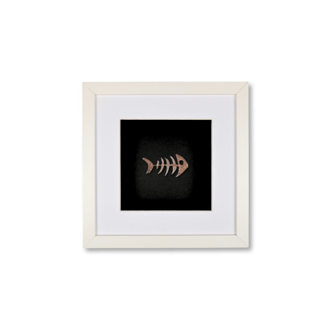 Quadratwerk Wandbild Detailaufnahme Urban Rust Fish 27cm - Rahmen Weiß, Hintergrund Schwarz, Passepartout Weiß/Weiß