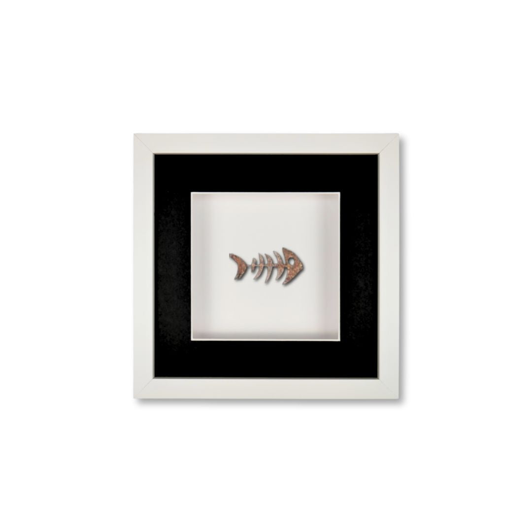 Quadratwerk Wandbild Detailaufnahme Urban Rust Fish 27cm - Rahmen Weiß, Hintergrund Weiß, Passepartout Schwarz/Weiß