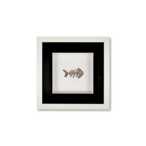 Quadratwerk Wandbild Detailaufnahme Urban Rust Fish 27cm - Rahmen Weiß, Hintergrund Weiß, Passepartout Schwarz/Weiß