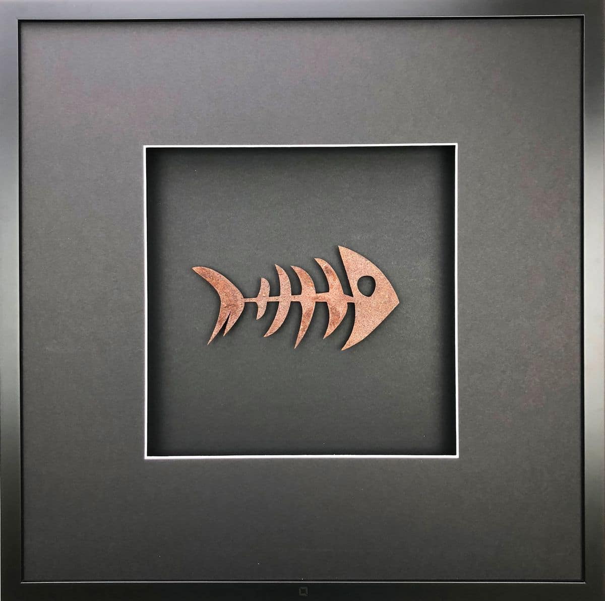 Quadratwerk Wandbild Urban Rust Fish 58cm - Rahmen Schwarz, Hintergrund Schwarz, Passepartout Schwarz/Weiß