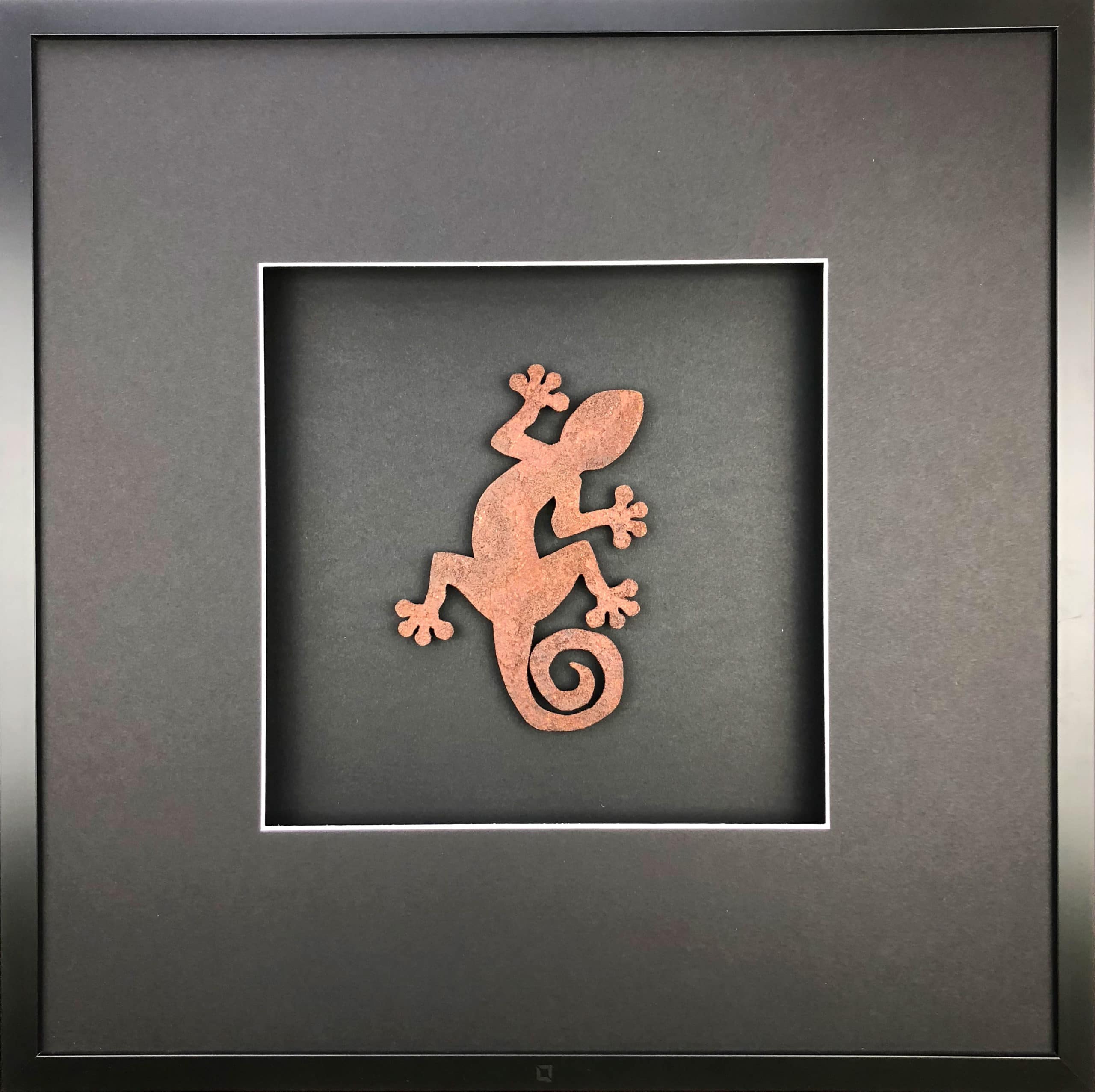 Quadratwerk Wandbild Urban Rust Gecko 58cm - Rahmen Schwarz, Hintergrund Schwarz, Passepartout Schwarz/Weiß