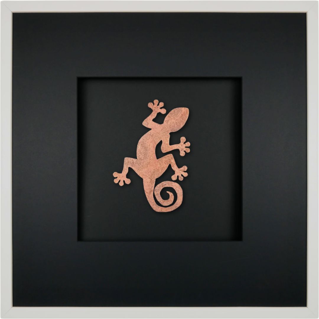 Quadratwerk Wandbild Urban Rust Gecko 58cm - Rahmen Weiß, Hintergrund Schwarz, Passepartout Schwarz/Schwarz