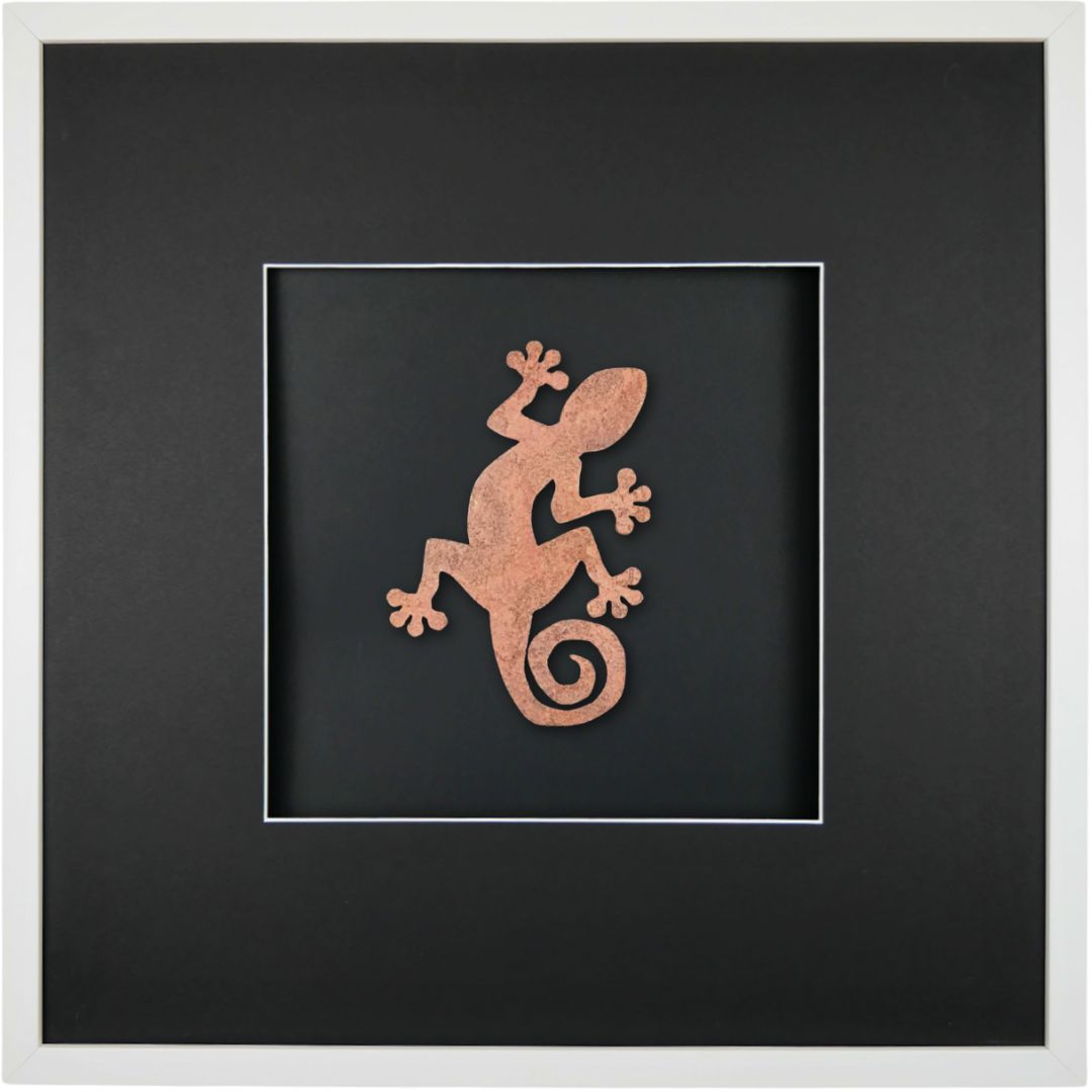 Quadratwerk Wandbild Urban Rust Gecko 58cm - Rahmen Weiß, Hintergrund Schwarz, Passepartout Schwarz/Weiß