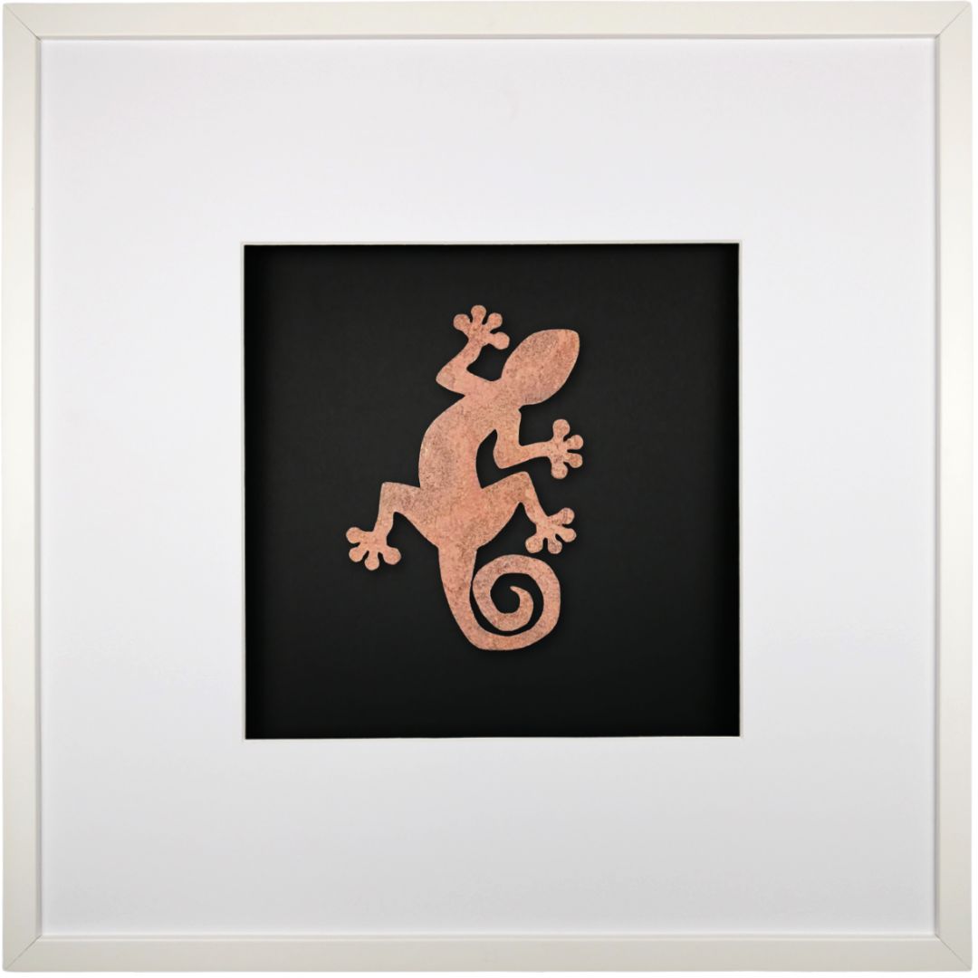 Quadratwerk Wandbild Urban Rust Gecko 58cm - Rahmen Weiß, Hintergrund Schwarz, Passepartout Weiß/Weiß