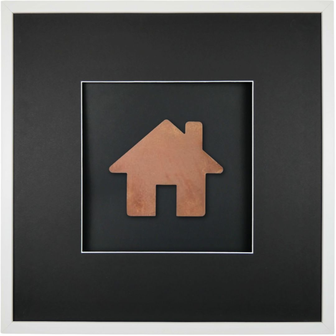 Quadratwerk Wandbild Urban Rust Haus 58cm - Rahmen Weiß, Hintergrund Schwarz, Passepartout Schwarz/Weiß