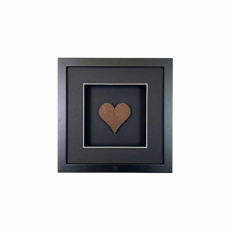 Quadratwerk Wandbild Urban Rust Heart 27cm - Rahmen Schwarz, Hintergrund Schwarz, Passepartout Schwarz/Weiß