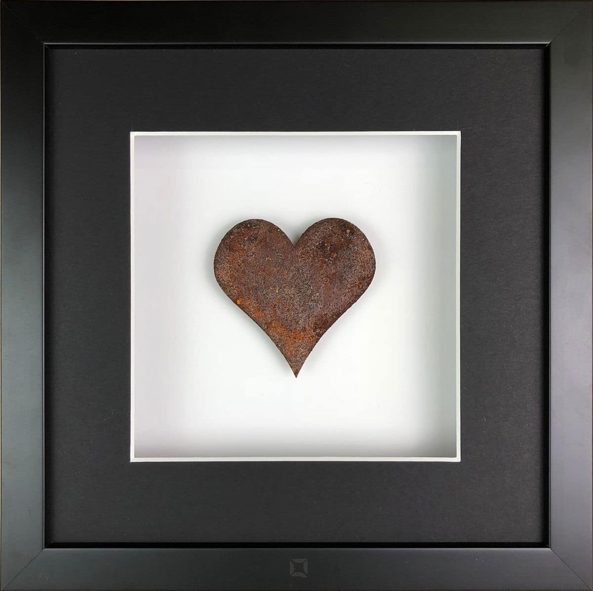 Quadratwerk Wandbild Urban Rust Heart 27cm - Rahmen Schwarz, Hintergrund Weiß, Passepartout Schwarz/Weiß