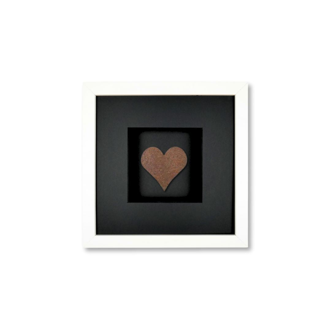 Quadratwerk Wandbild Urban Rust Heart 27cm - Rahmen Weiß, Hintergrund Schwarz, Passepartout Schwarz/Schwarz