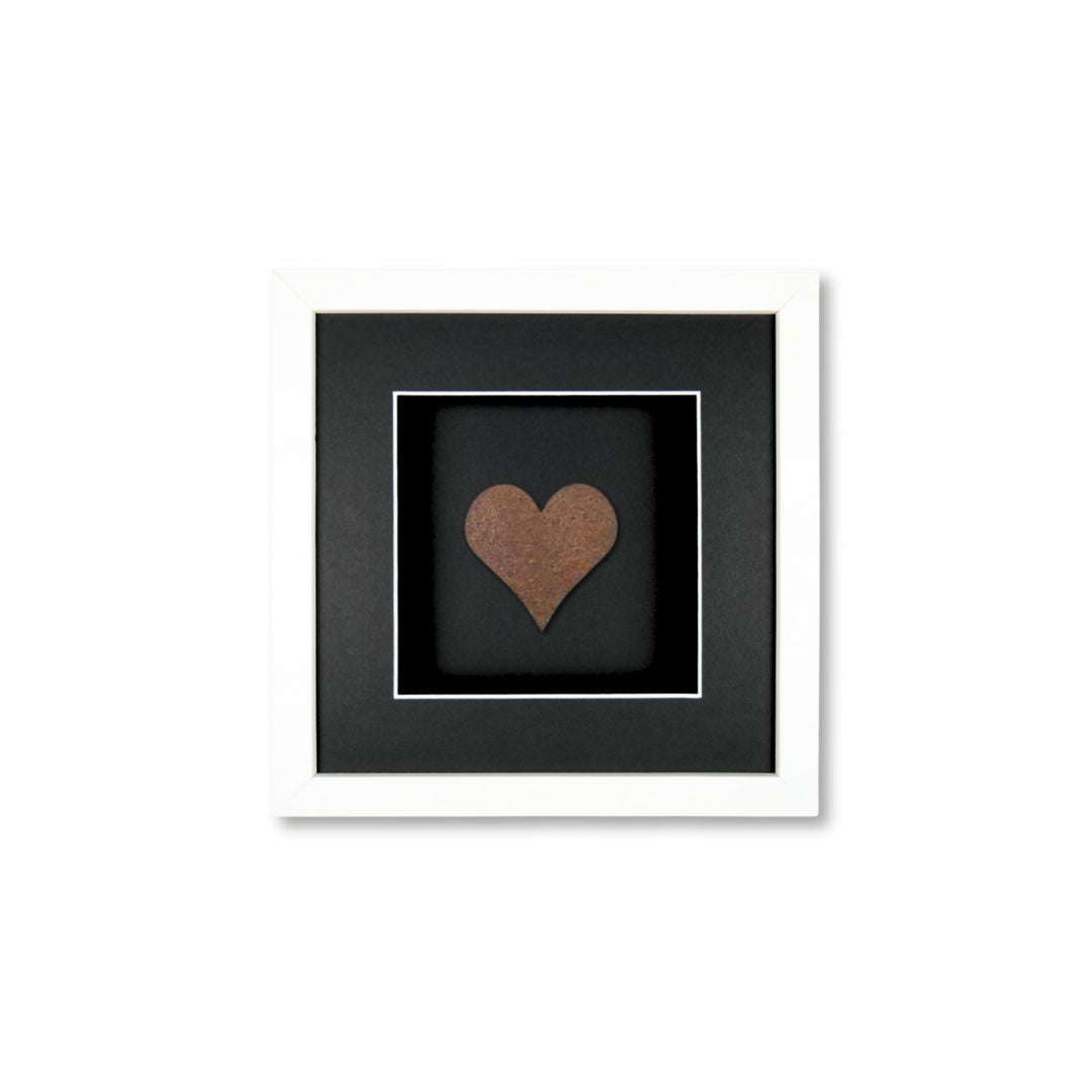 Quadratwerk Wandbild Urban Rust Heart 27cm - Rahmen Weiß, Hintergrund Schwarz, Passepartout Schwarz/Weiß