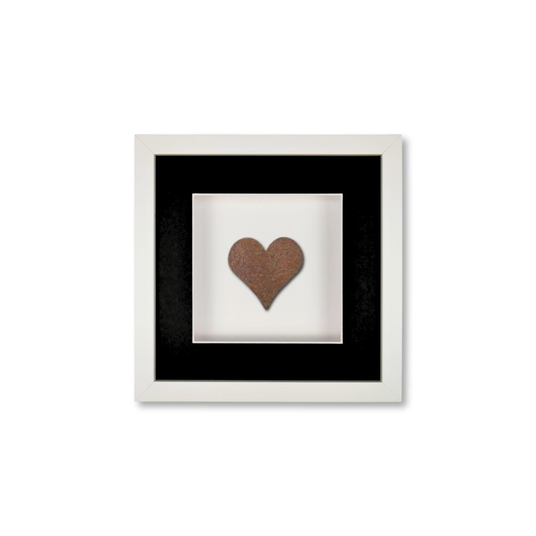 Quadratwerk Wandbild Urban Rust Heart 27cm - Rahmen Weiß, Hintergrund Weiß, Passepartout Schwarz/Weiß