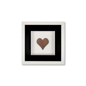 Quadratwerk Wandbild Urban Rust Heart 27cm - Rahmen Weiß, Hintergrund Weiß, Passepartout Schwarz/Weiß