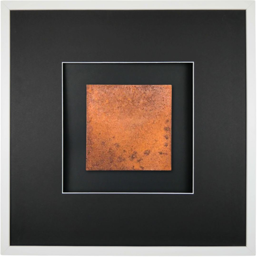 Quadratwerk Wandbild Urban Rust Quadrat 58cm - Rahmen Weiß, Hintergrund Schwarz, Passepartout Schwarz/Weiß
