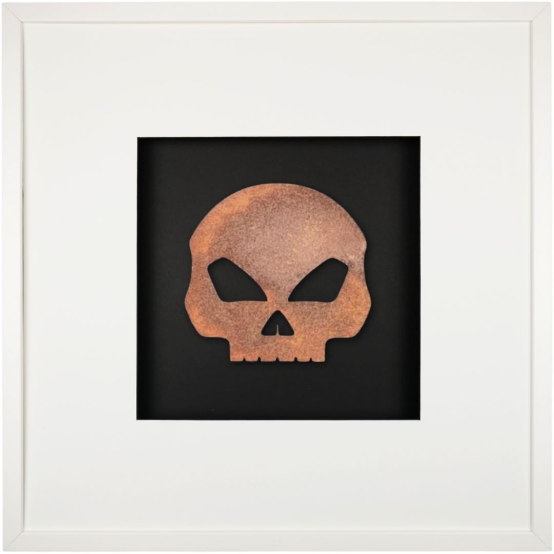 Quadratwerk Wandbild Urban Rust Totenkopf 58cm - Rahmen Weiß, Hintergrund Schwarz, Passepartout Weiß/Schwarz